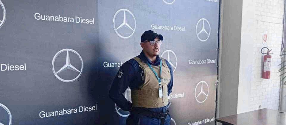 Profissional do Grupo TLV em concessionária