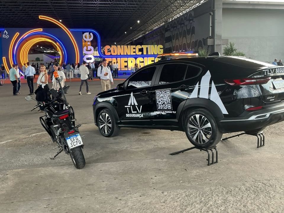 Viatura e motocicleta do Grupo TLV em operação de grande evento