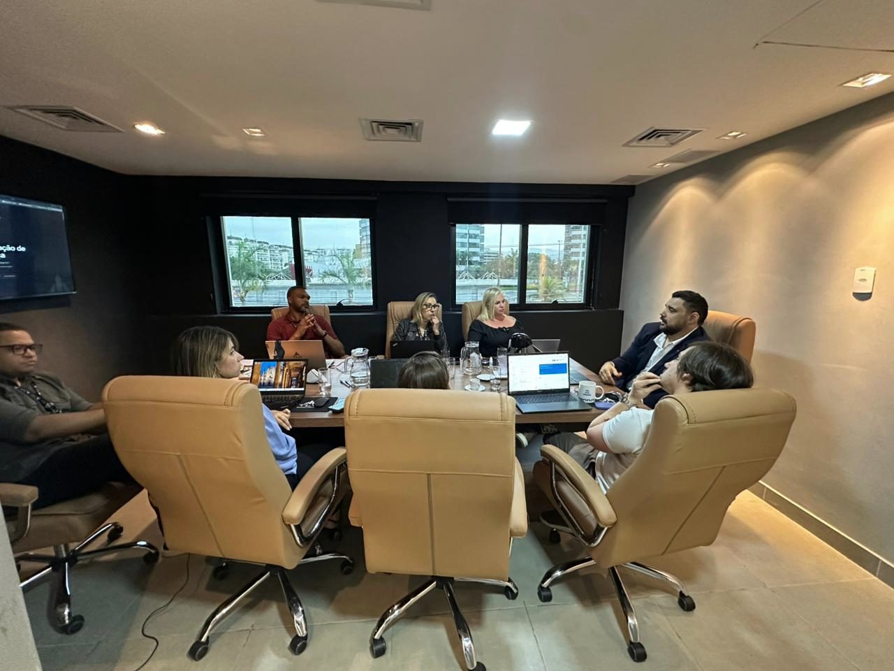 Reunião de gestão do Grupo TLV na sala de diretoria