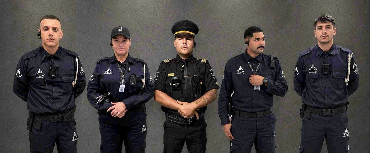 Profissionais do Grupo TLV com uniformes operacionais e cerimonial